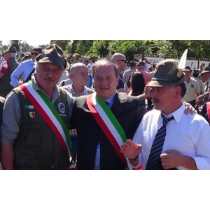 il sindaco Luigi Mazzucotelli con il sindaco di Bergamo e il presidente alpini di Bergamo
