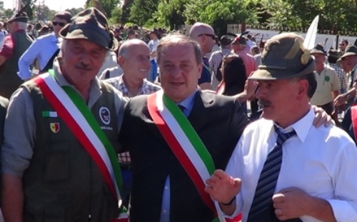 il sindaco Luigi Mazzucotelli con il sindaco di Bergamo e il presidente alpini di Bergamo